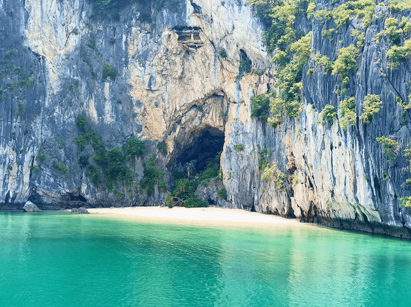 three-peaches-islet-in-lan-ha-bay-hidden-paradise-near-cat-ba.jpg