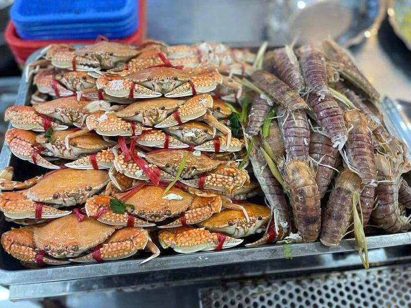 Seafood buffet restaurant in Cat Ba 1