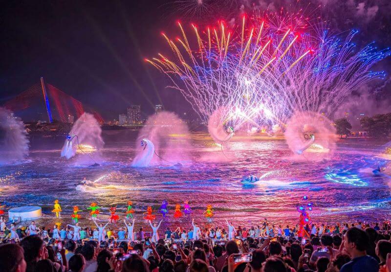 symphony-of-the-green-island-a-breathtaking-night-show-in-cat-ba.jpg