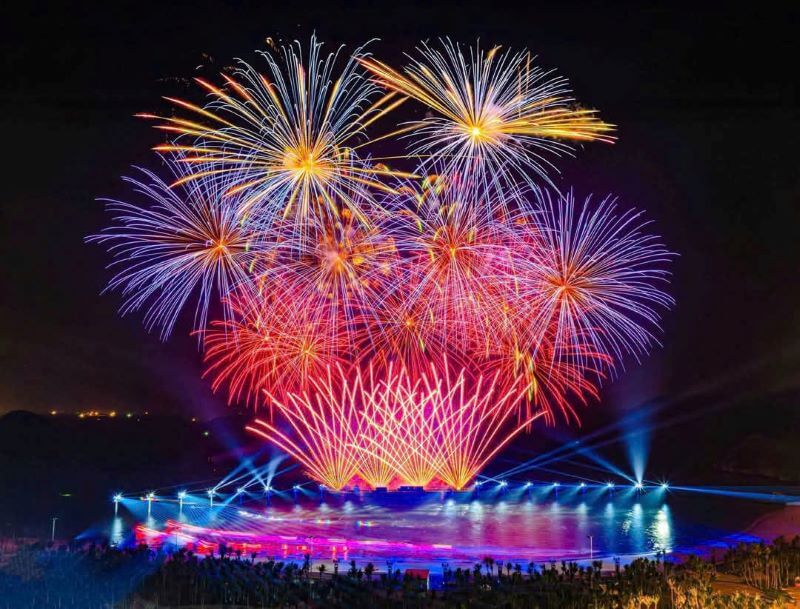 symphony-of-the-green-island-a-breathtaking-night-show-in-cat-ba.jpg