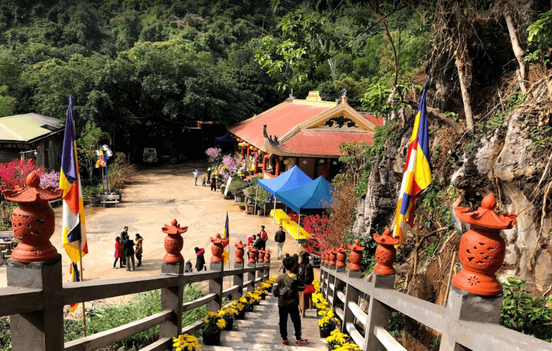 linh-quang-temple-the-oldest-spiritual-site-on-cat-ba-island.jpg