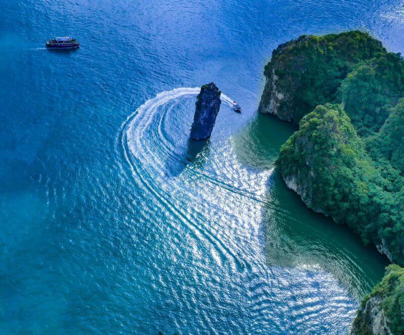 but-islet-pen-islet-in-lan-ha-bay-a-unique-limestone-wonder.jpg