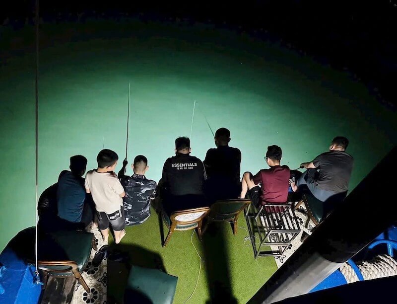 Lan Ha Bay squid fishing tour 17