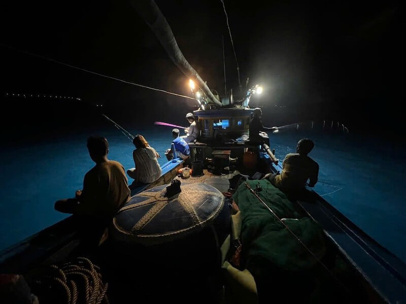 Lan Ha Bay squid fishing tour 15