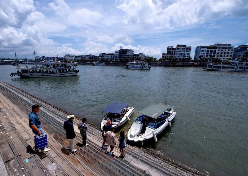 Lan Ha Bay squid fishing tour