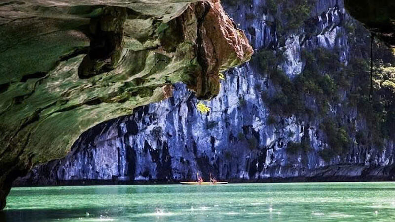 kayak on Ha Long bay