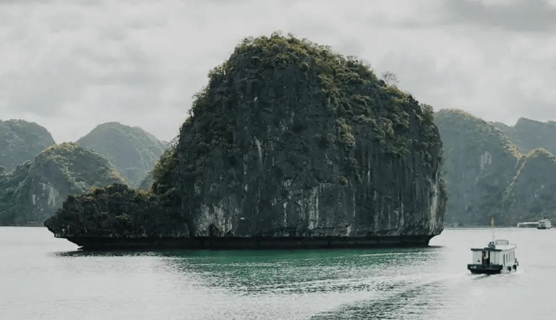 turtle-islet-in-lan-ha-bay-a-scenic-icon-of-cat-ba-island.jpg