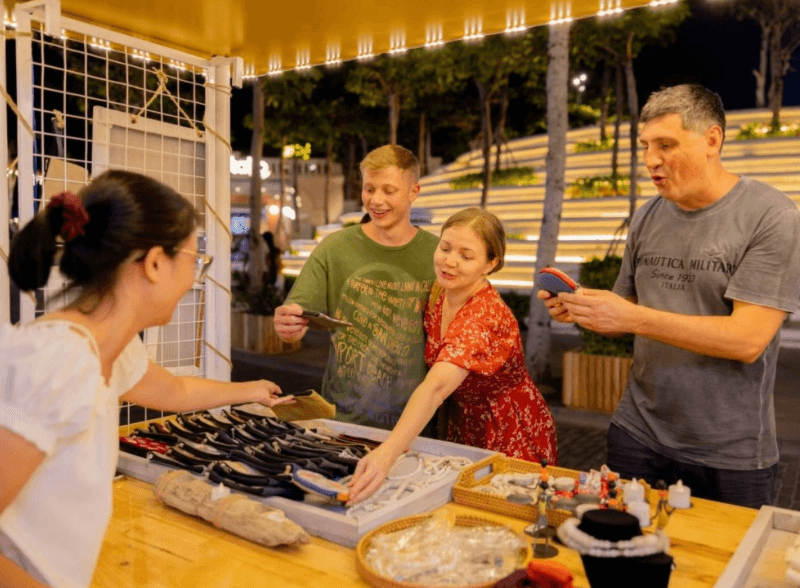 vuifest-beach-night-market-–-where-cat-ba-comes-alive.jpg