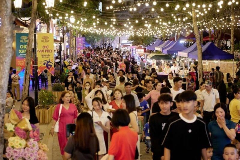 vuifest-beach-night-market-–-where-cat-ba-comes-alive.jpg