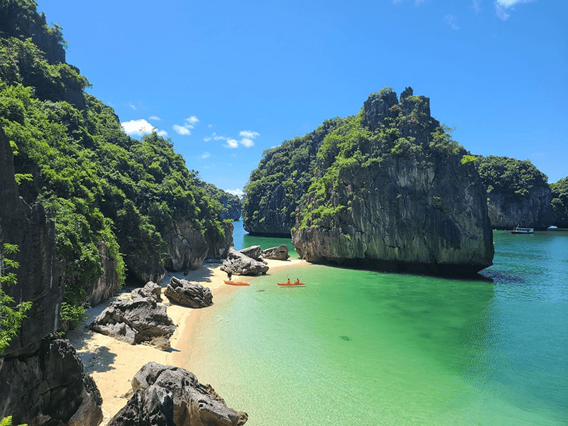 Ba Trai Dao Beach Area